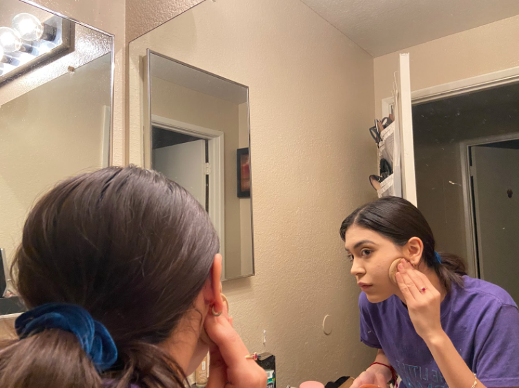 Litzy Beltran ’23 getting ready for school. Photo credit: Kitziha Beltran ’20.
