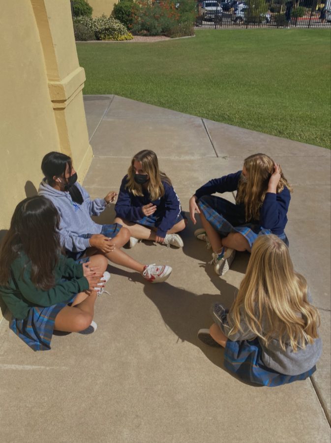 Xavier+sophomores+utilize+their+break+outside+to+enjoy+each+other%E2%80%99s+company.+They+listen+to+music%2C+talk+with+each+other+and+reset+their+minds+for+their+next+classes.