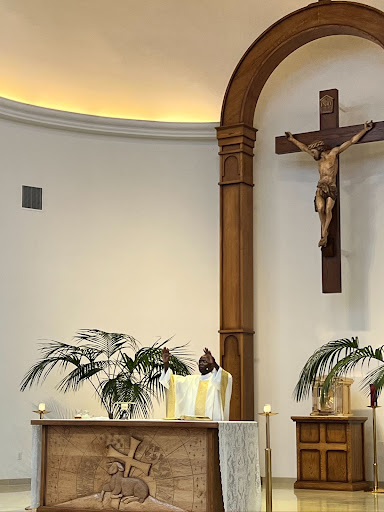 Father Elario says Mass in Xavier’s Chapel of Our Lady, where students and faculty have the opportunity at lunch to be in the presence of Christ. The new implementation of daily Mass displays Zambakari’s dedication to Christ and his desire to incite more active faith involvement within the Xavier community. (Photo courtesy of Gabbie Baillie)